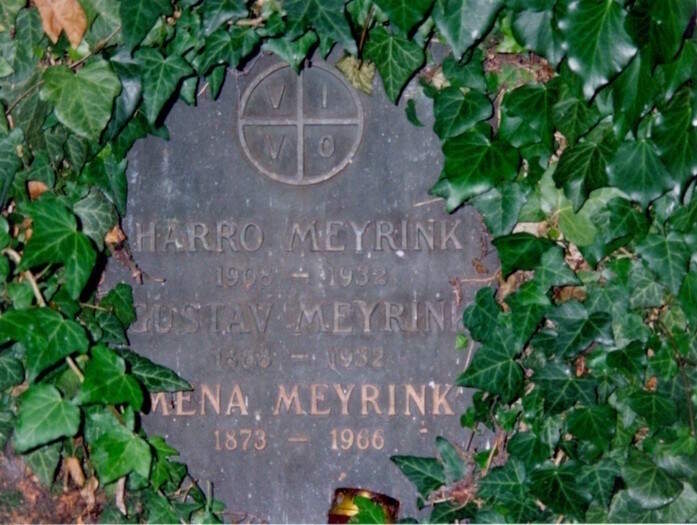 Gustav Meyrink er begravet samme sted som sin sønn og gravmæle har titlelen VIVO - jeg lever.